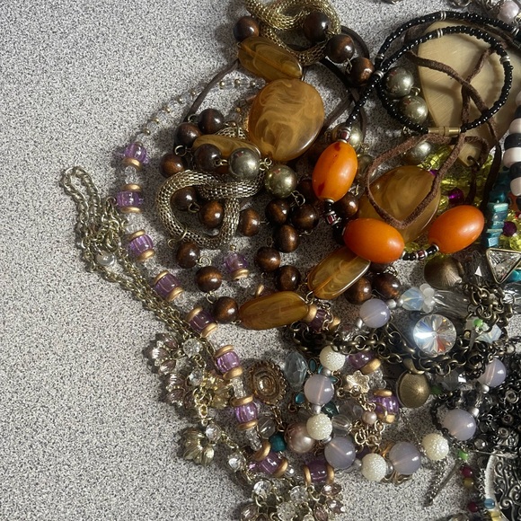 Craft Bag Of Mixed Broken Jewlery - Picture 4 of 5